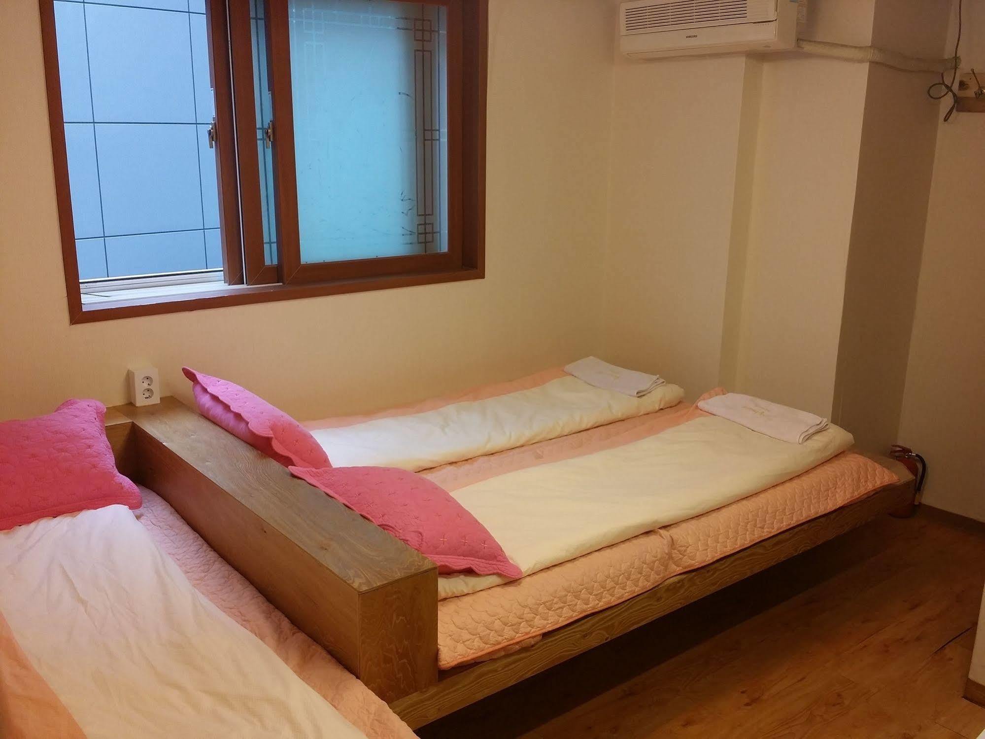Bong Backpackers Hostel Seoul Bagian luar foto