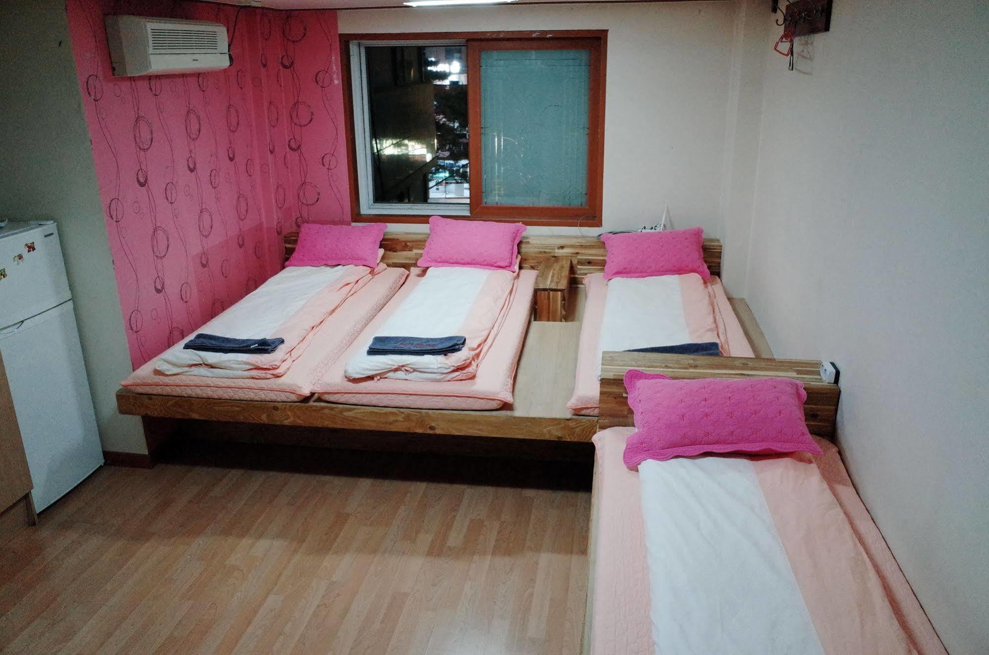 Bong Backpackers Hostel Seoul Bagian luar foto