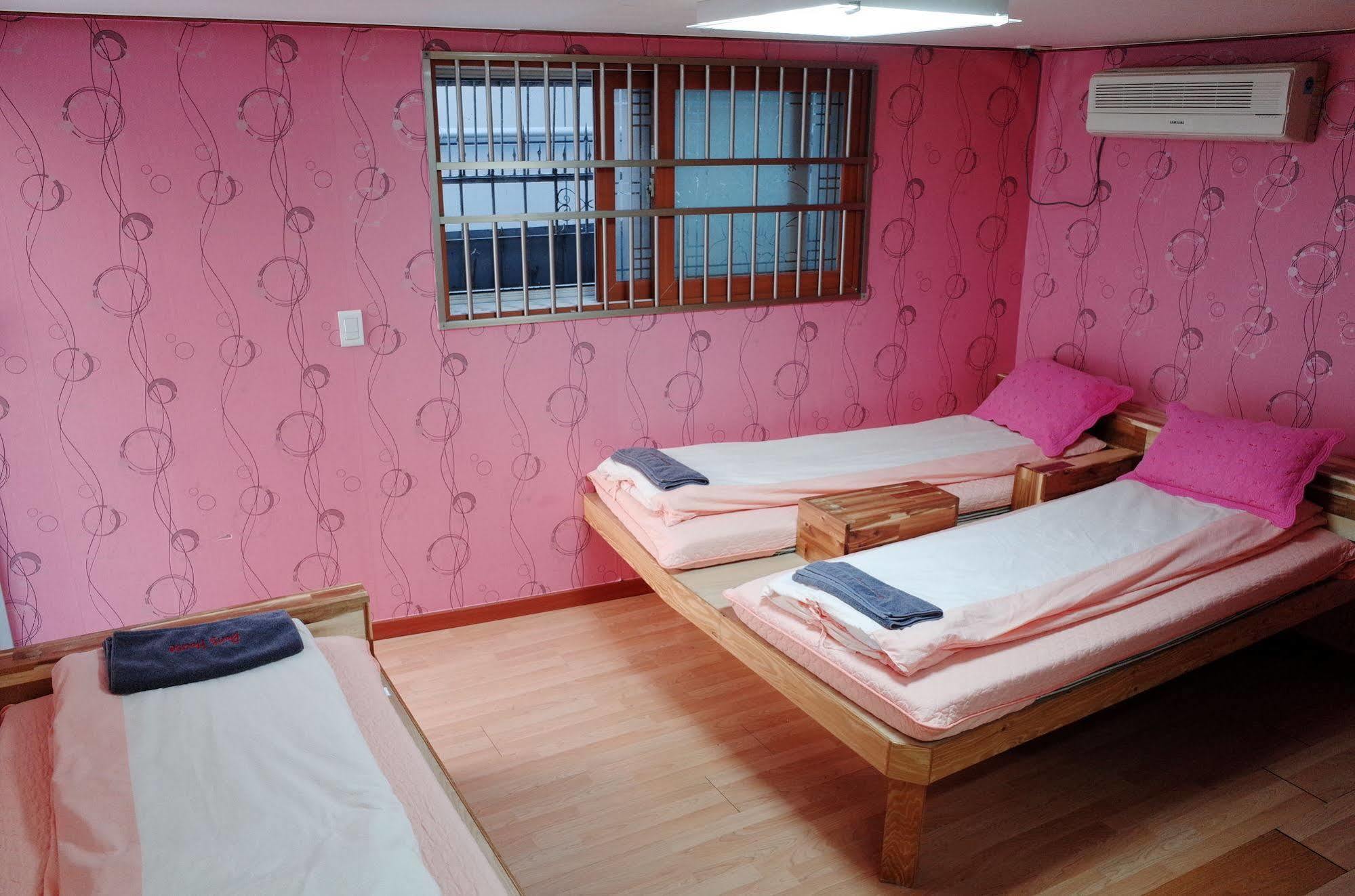 Bong Backpackers Hostel Seoul Bagian luar foto
