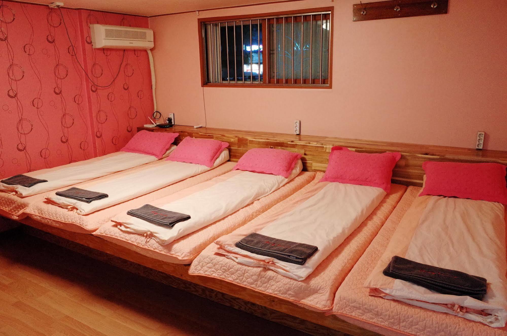 Bong Backpackers Hostel Seoul Bagian luar foto